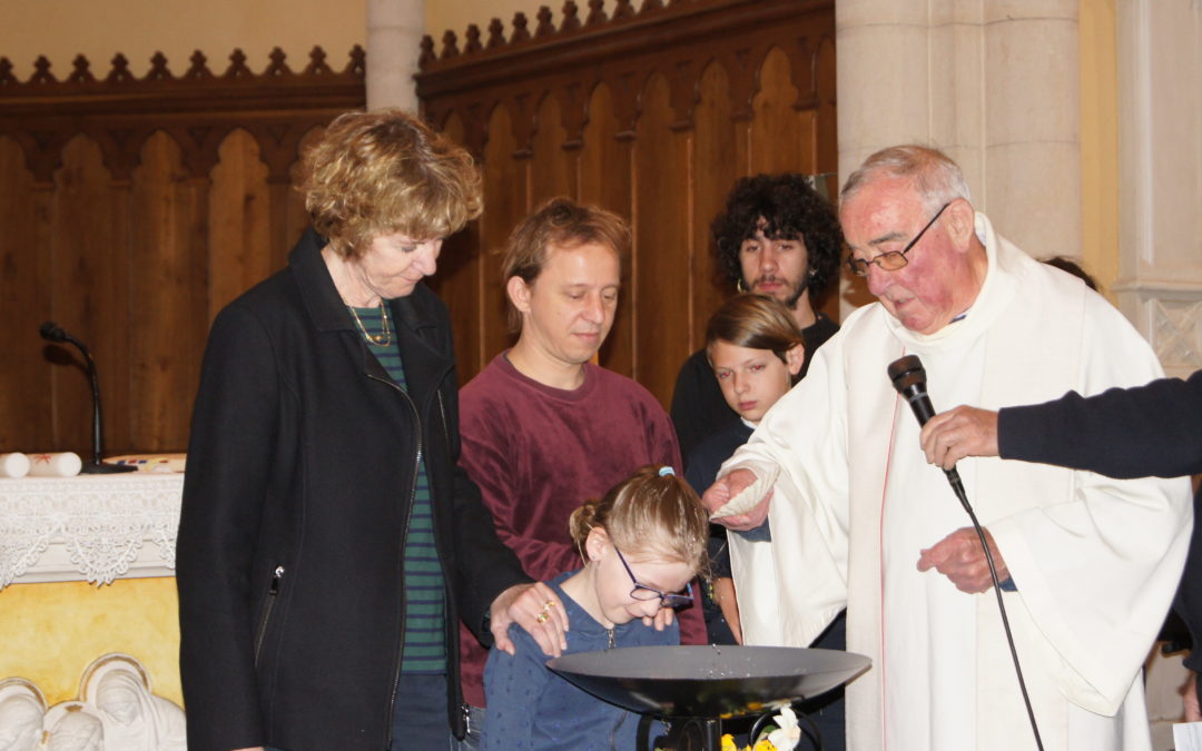 1ère communion à Aveize  et baptême de Mathis et Chloé au cours de la célébration.